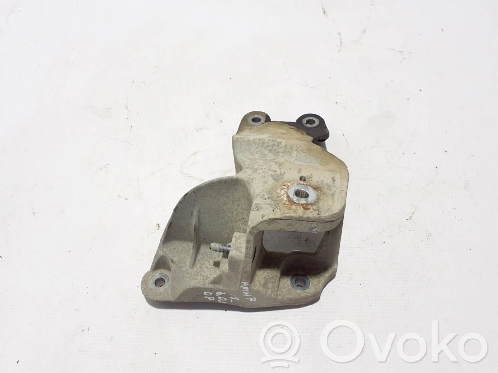Volkswagen Amarok Engine mounting bracket 