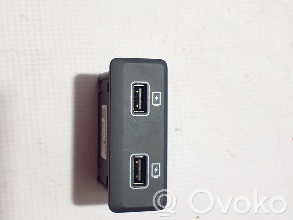 Renault Express USB socket connector 