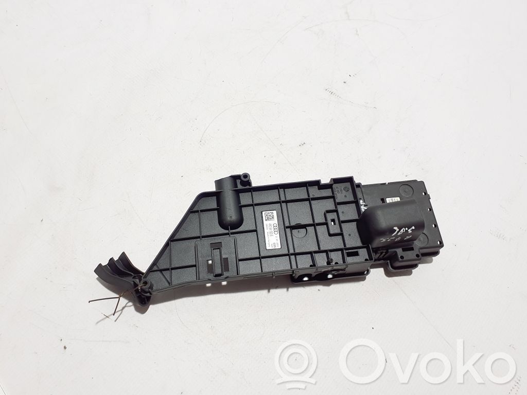 Audi Q7 4M Battery relay fuse 