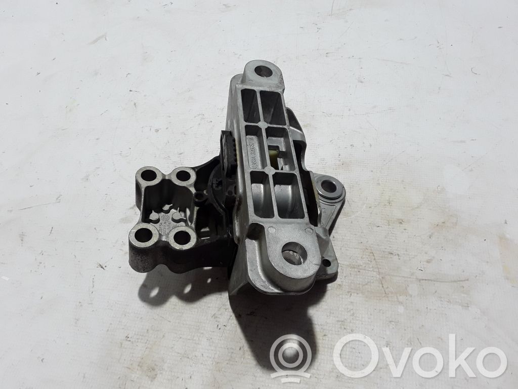 Volvo XC40 Engine mount bracket 