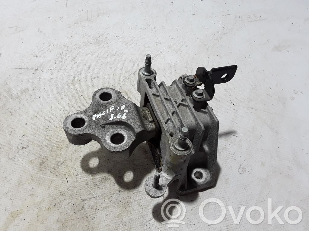 Chrysler Pacifica Engine mount bracket 
