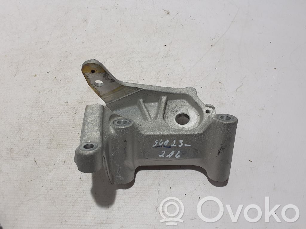 Volvo S60 Engine mounting bracket 
