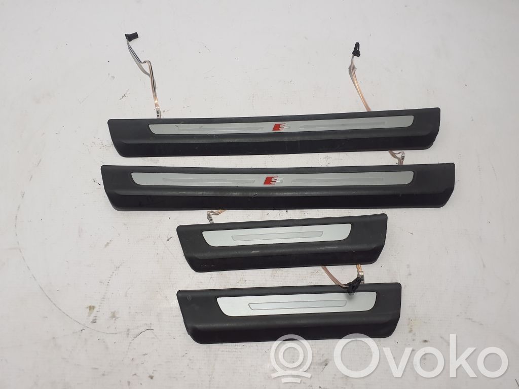Audi Q8 Copertura del rivestimento del sottoporta anteriore 