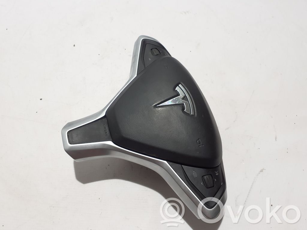 Tesla Model X Fahrerairbag 