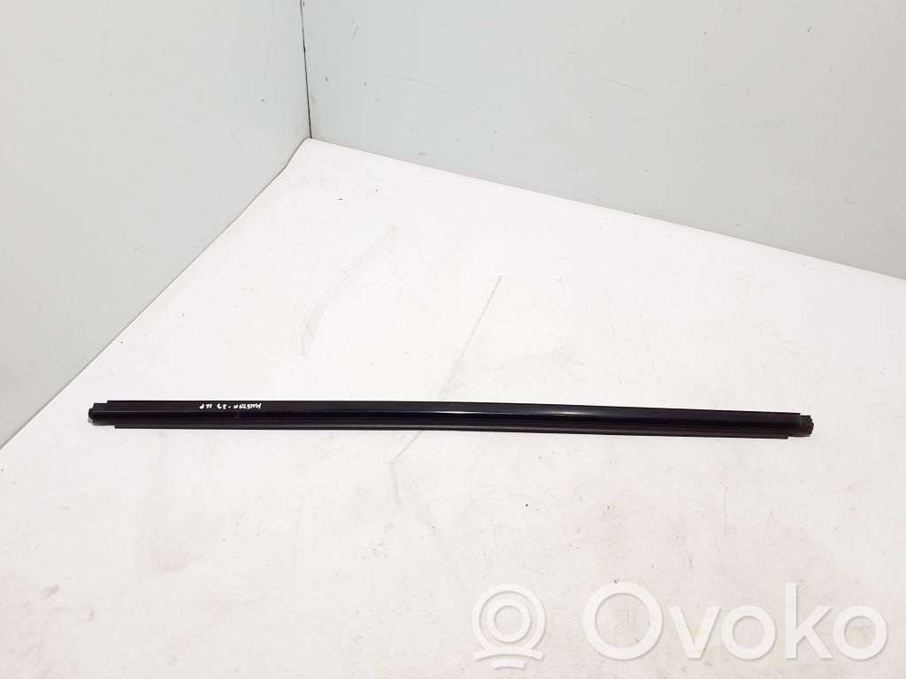 Listwa / Uszczelka szyby drzwi przednich   LJ8BR20563AC