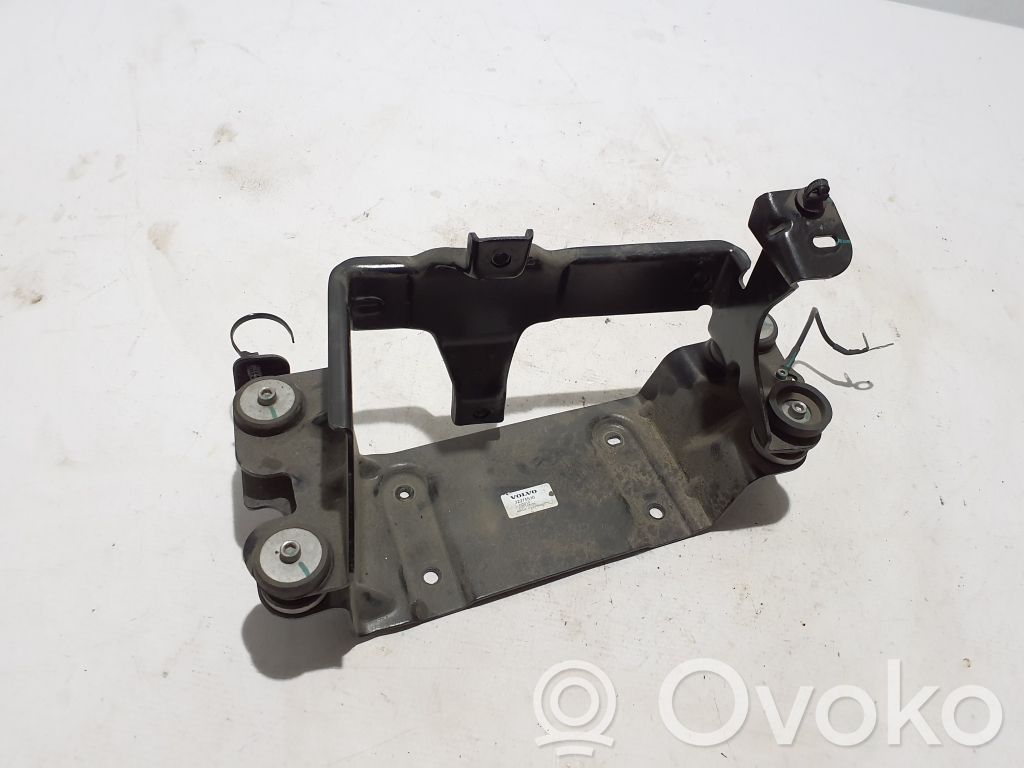 Volvo XC40 A/C compressor mount bracket 