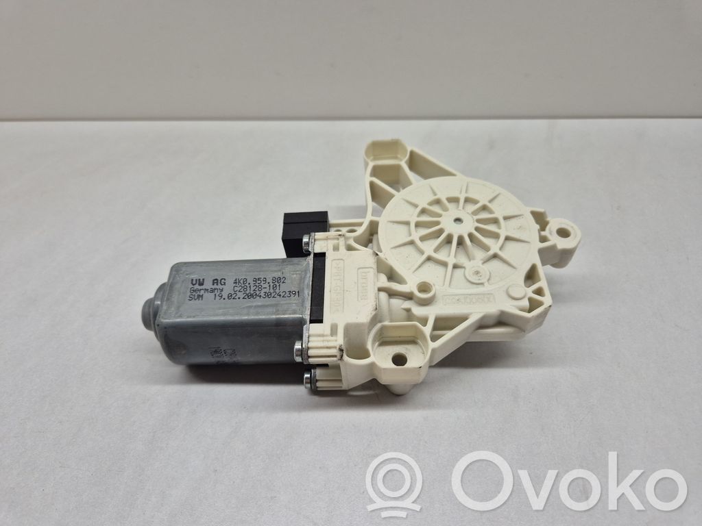 Volkswagen Touareg III Front door window regulator motor 