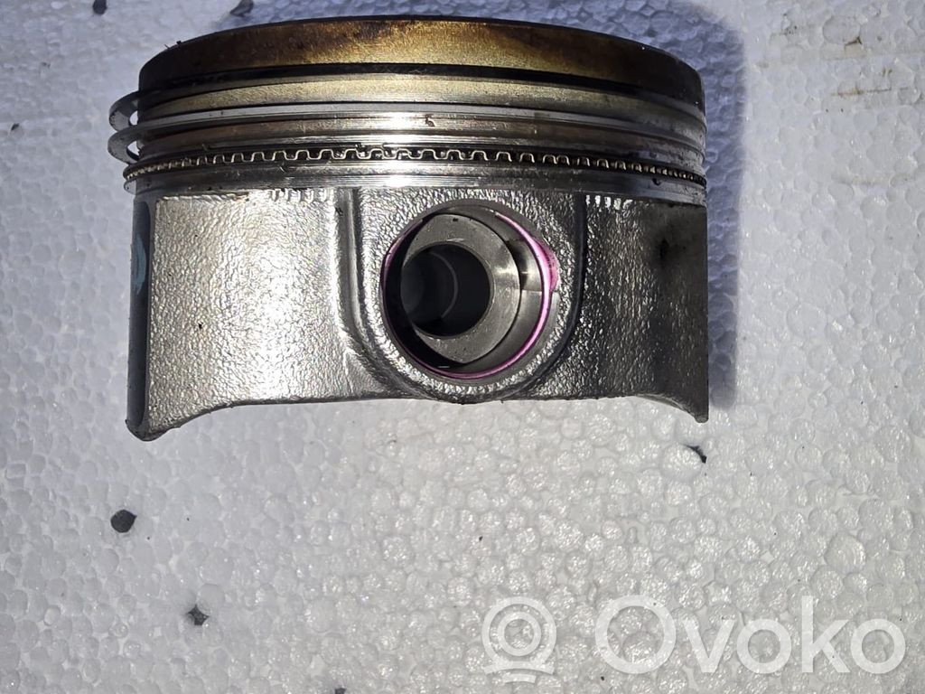 Piston   37220