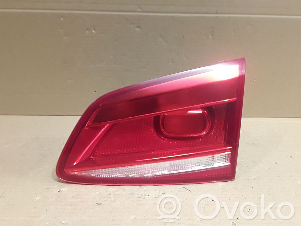 Volkswagen PASSAT B7 Lampy tylnej klapy bagażnika 