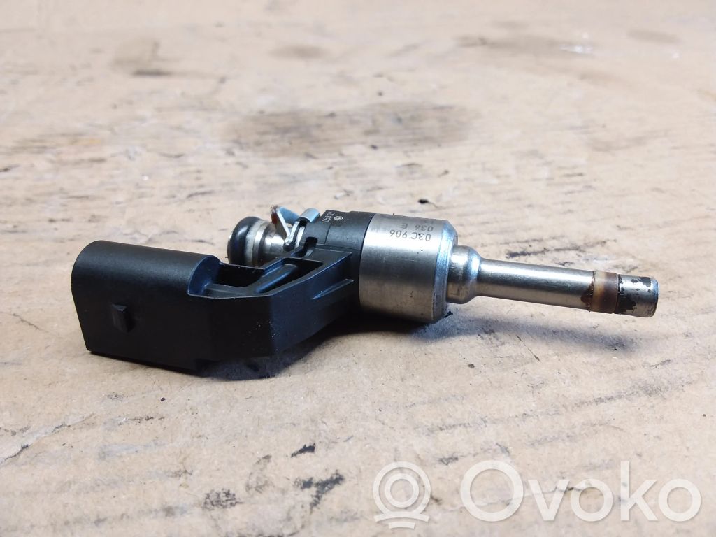 Volkswagen Golf V Fuel injector 