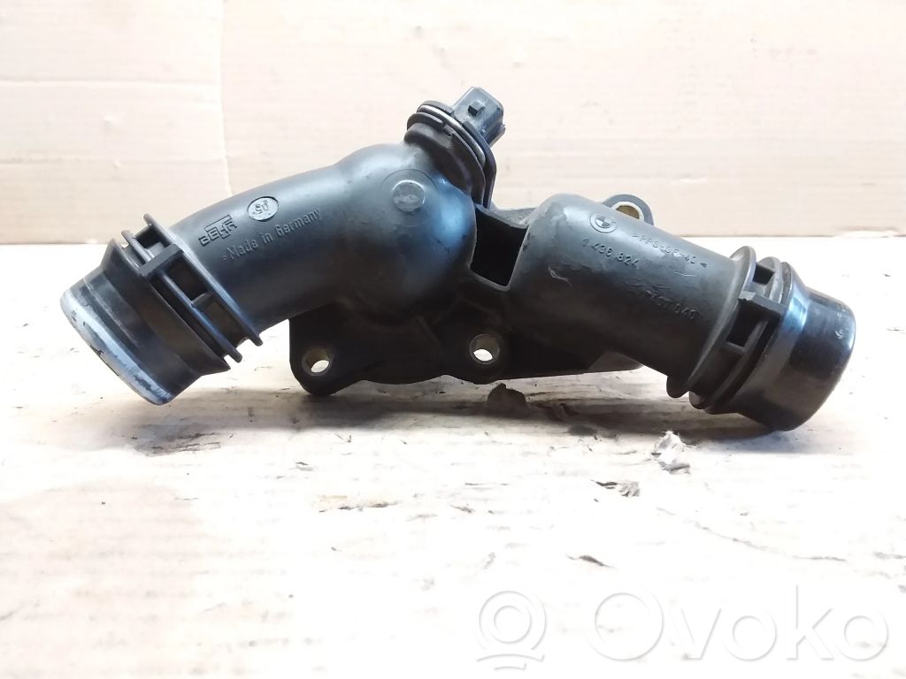 BMW 5 E39 Termostats / termostata korpuss 