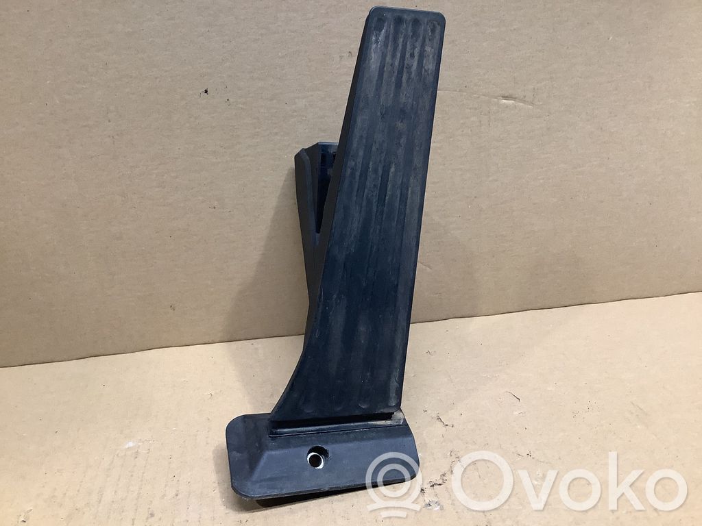 Akceleratoriaus pedalas   6788633