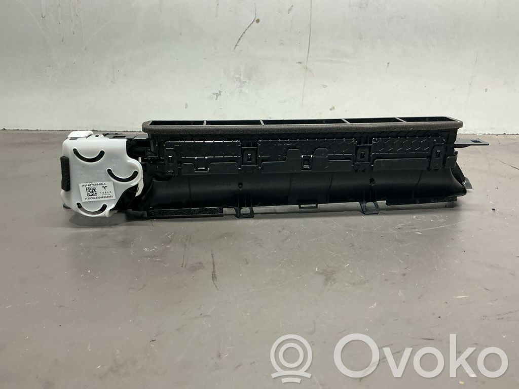 Tesla Model Y Oro paėmimo kanalo detalė (-ės) 