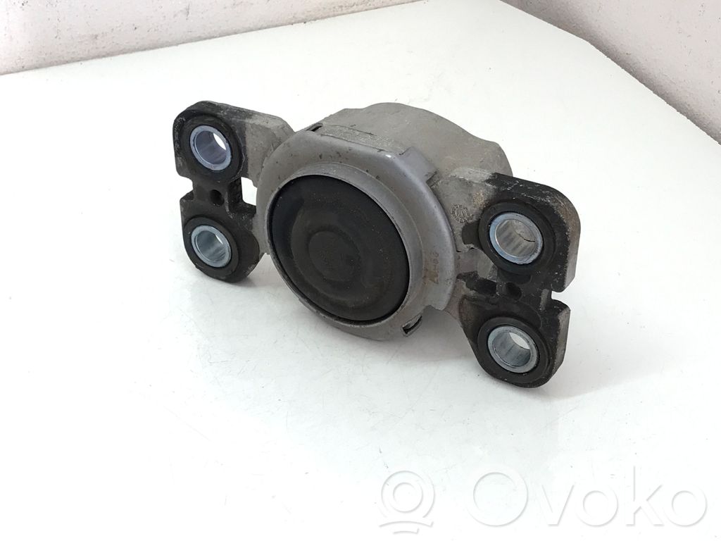 Volvo V70 Engine mount bracket 