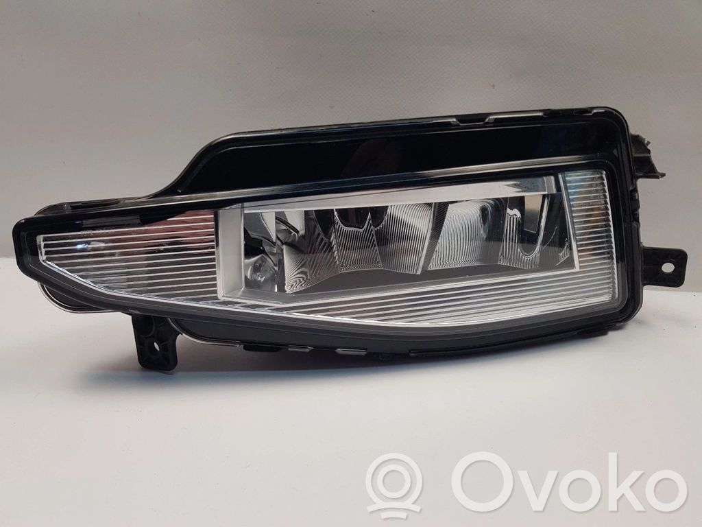 Volkswagen PASSAT B8 Etusumuvalo 