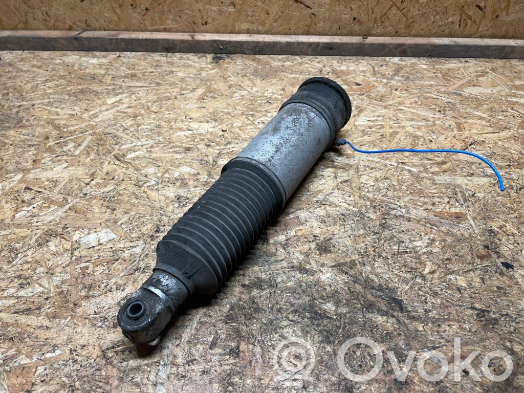 BMW 7 E65 E66 Aizmugurē amortizators (pneimatiskā / hidrauliskā balstiekārta) 