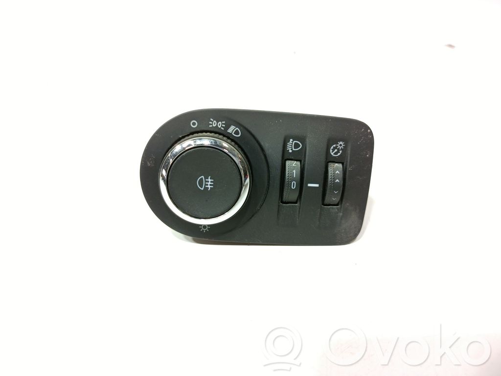 Light switch   13470443