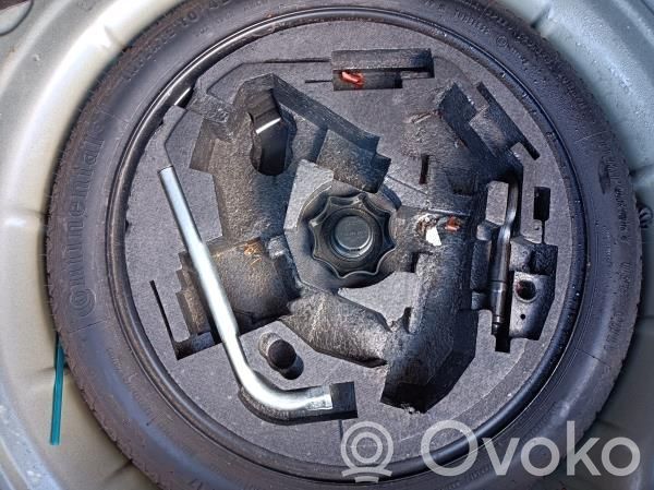 Volkswagen Golf VI Tool set 