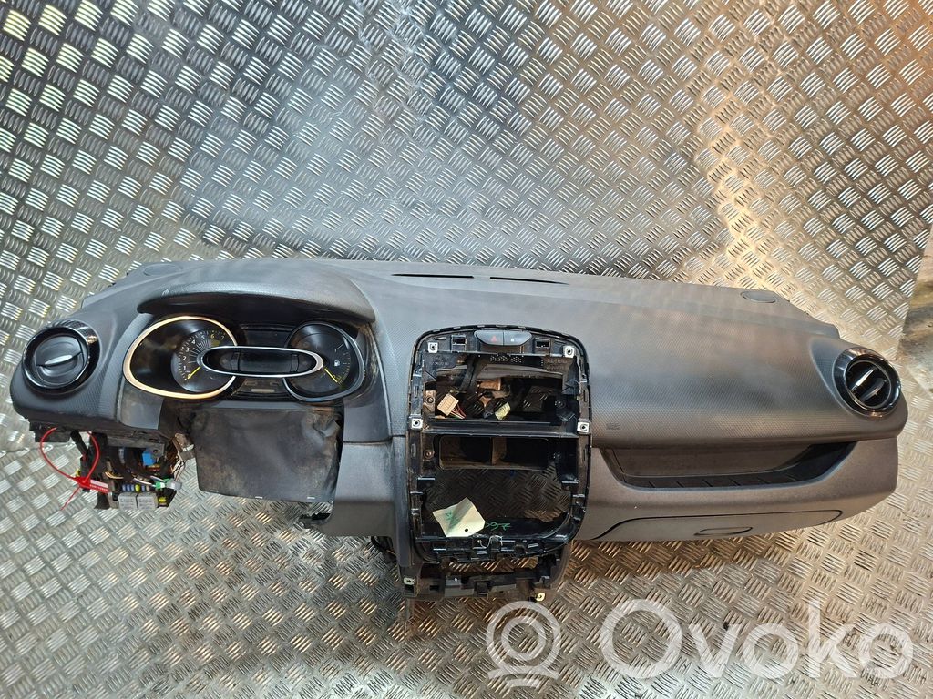 Renault Clio IV Armaturenbrett Cockpit 