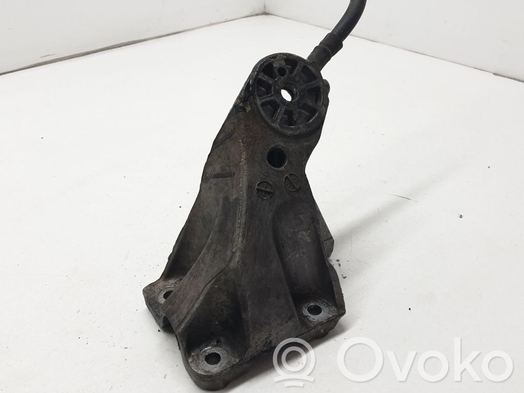 Volkswagen Touareg I Engine mounting bracket 