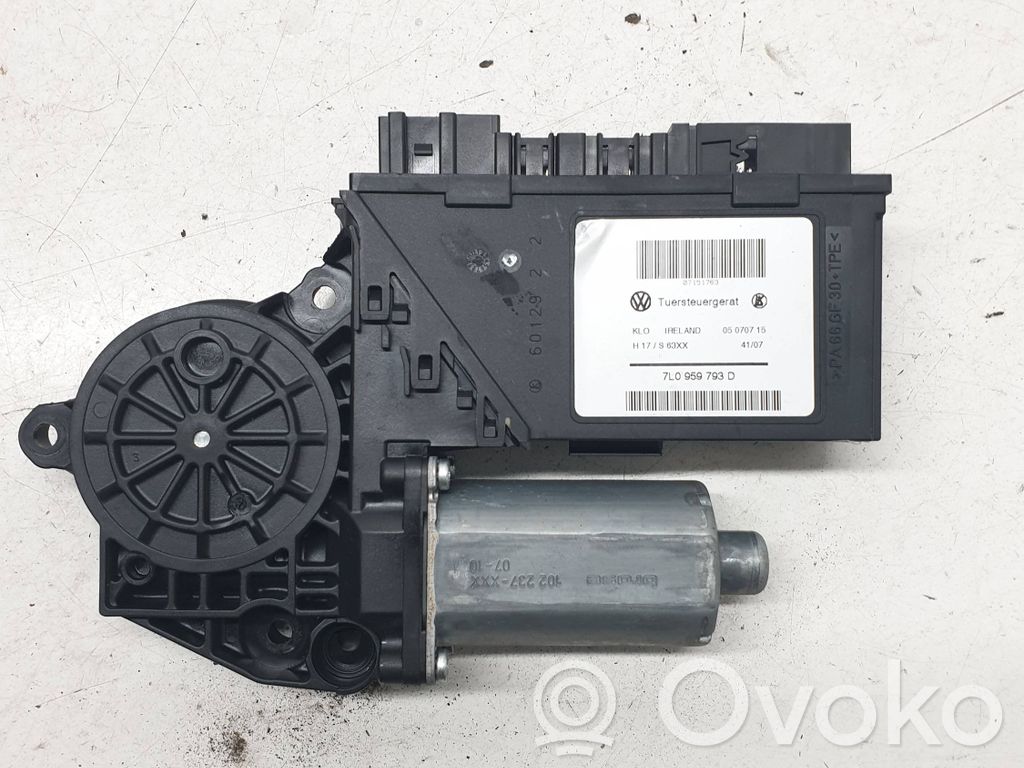 Volkswagen Touareg I Front door window regulator motor 