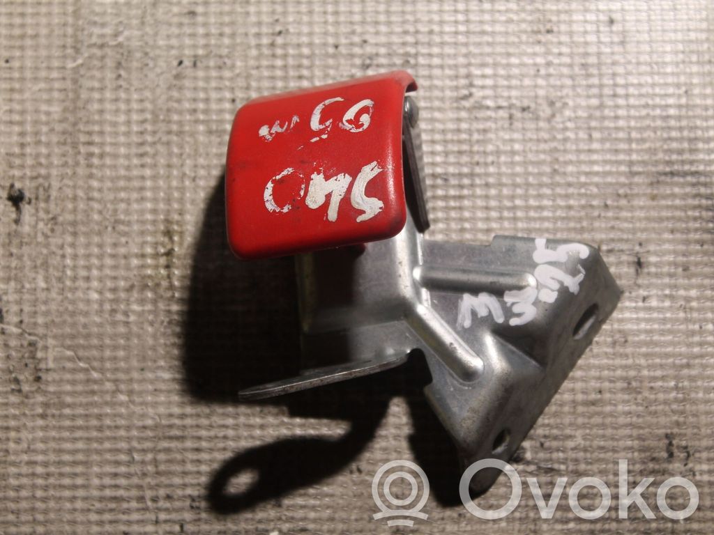 Engine bonnet (hood) release handle   M325