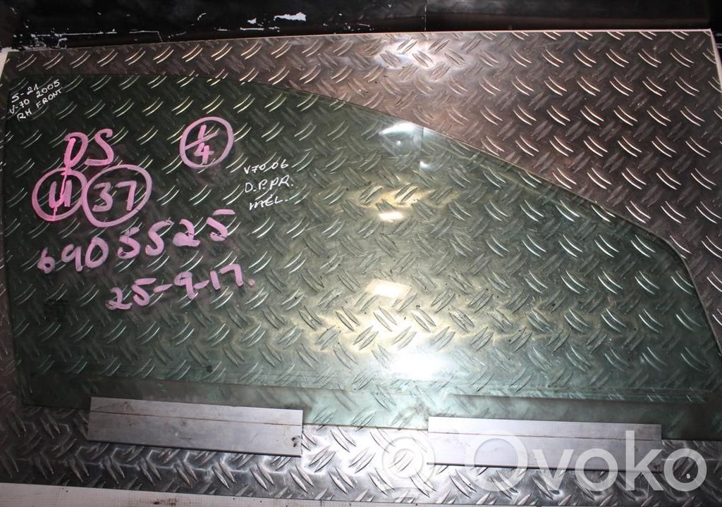 Volvo V70 Front door window glass four-door 