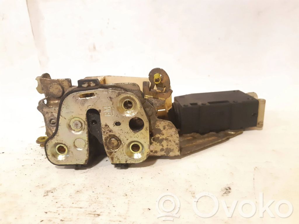 Opel Omega B1 Priekšpusē slēdzene 