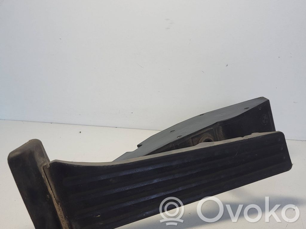 Akceleratoriaus pedalas   6753053