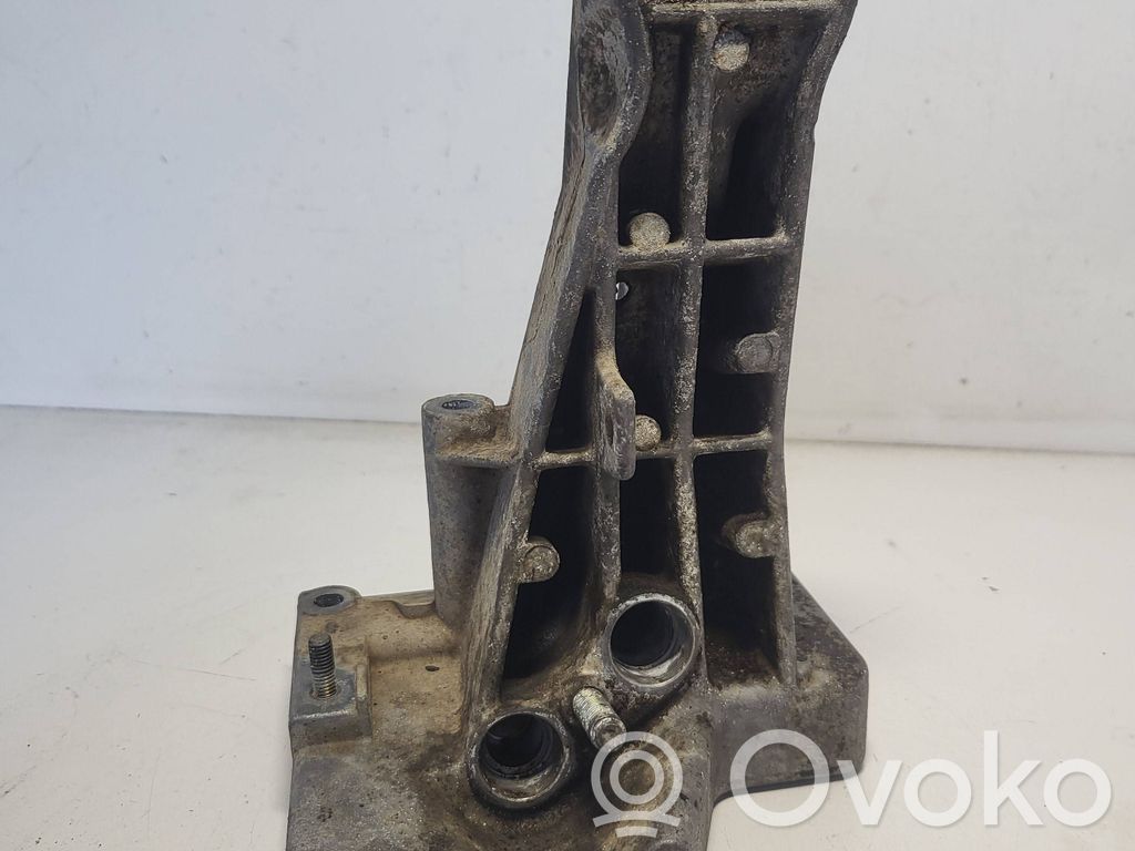 BMW 5 E39 Engine mounting bracket 