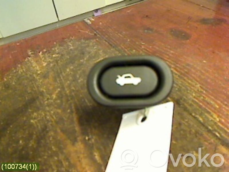 Tailgate/boot open switch button   4733440,156796