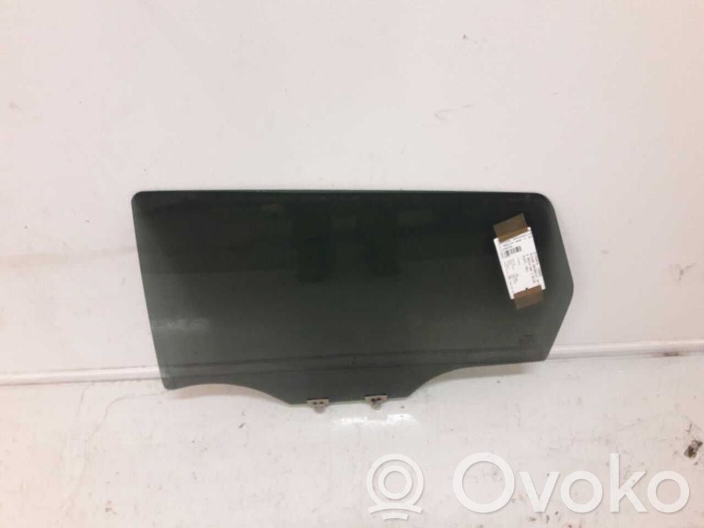 Nissan Qashqai+2 Takaoven ikkunalasi
