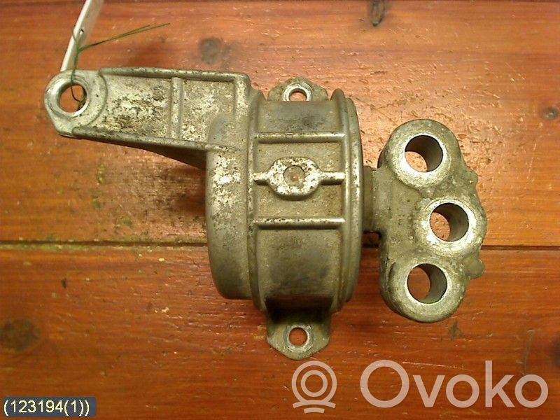 Opel Zafira A Engine mounting bracket 