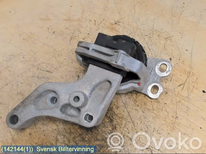 Nissan NV300 Engine mounting bracket 