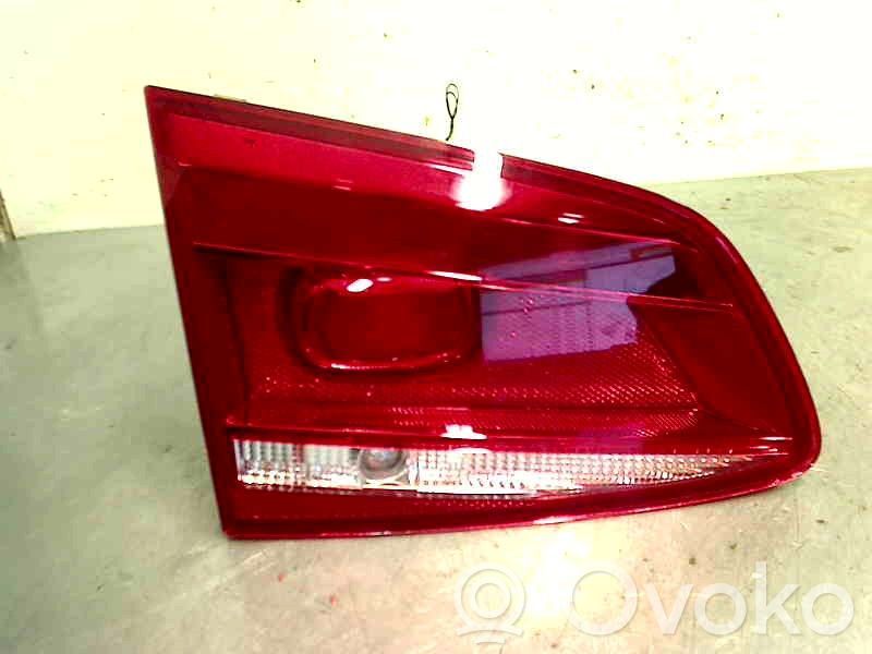 Volkswagen PASSAT B7 Lampă spate în capacul portbagajului 