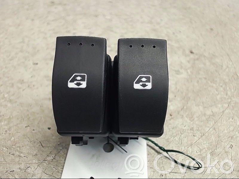 Electric window control switch   8200476806