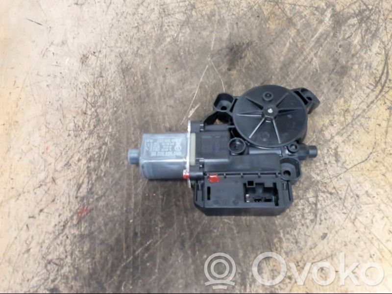 Volkswagen Polo V 6R Front door window regulator motor 