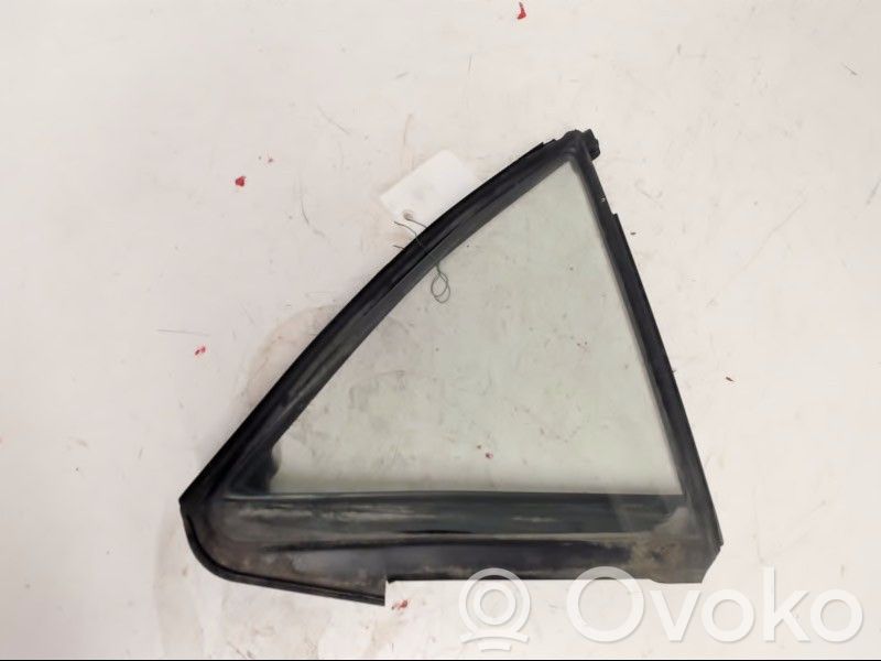 Ventanilla de ventilación de la puerta trasera   GJ6A72661A