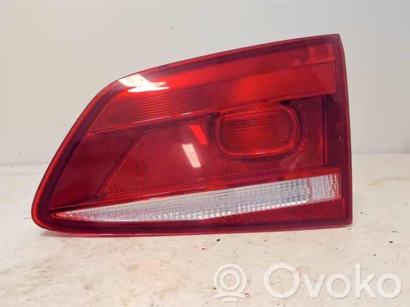 Volkswagen PASSAT B7 Lampă spate în capacul portbagajului 