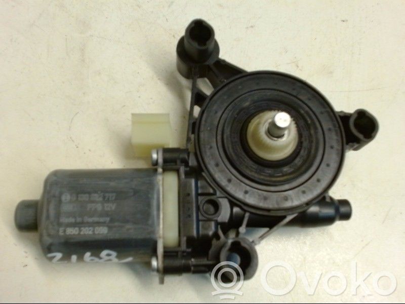 Volkswagen Tiguan Silnik regulatora szyby drzwi przednich 