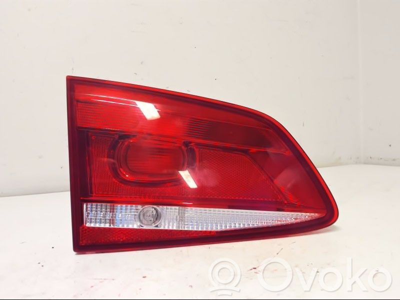Volkswagen PASSAT B7 Lampă spate în capacul portbagajului 