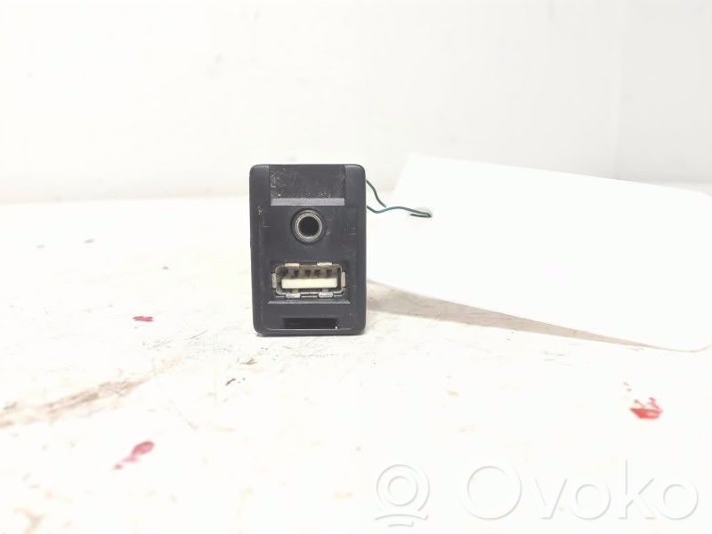 Toyota Auris E180 Gniazdo / Złącze USB 