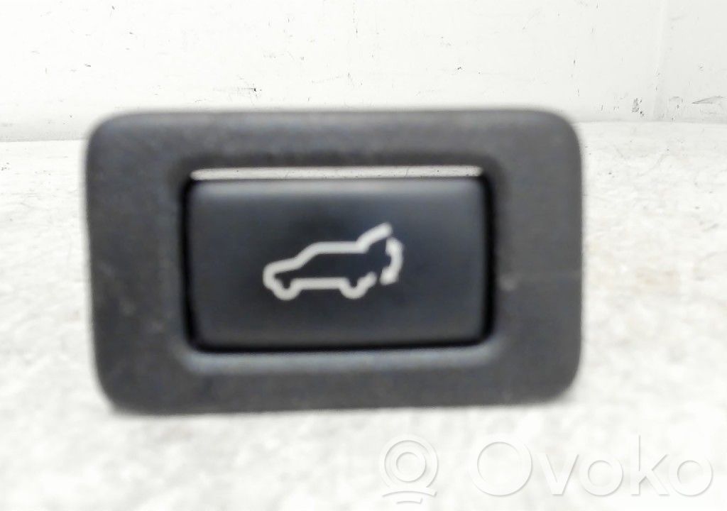 Subaru Outback (BS) Botón interruptor de maletero abierto 
