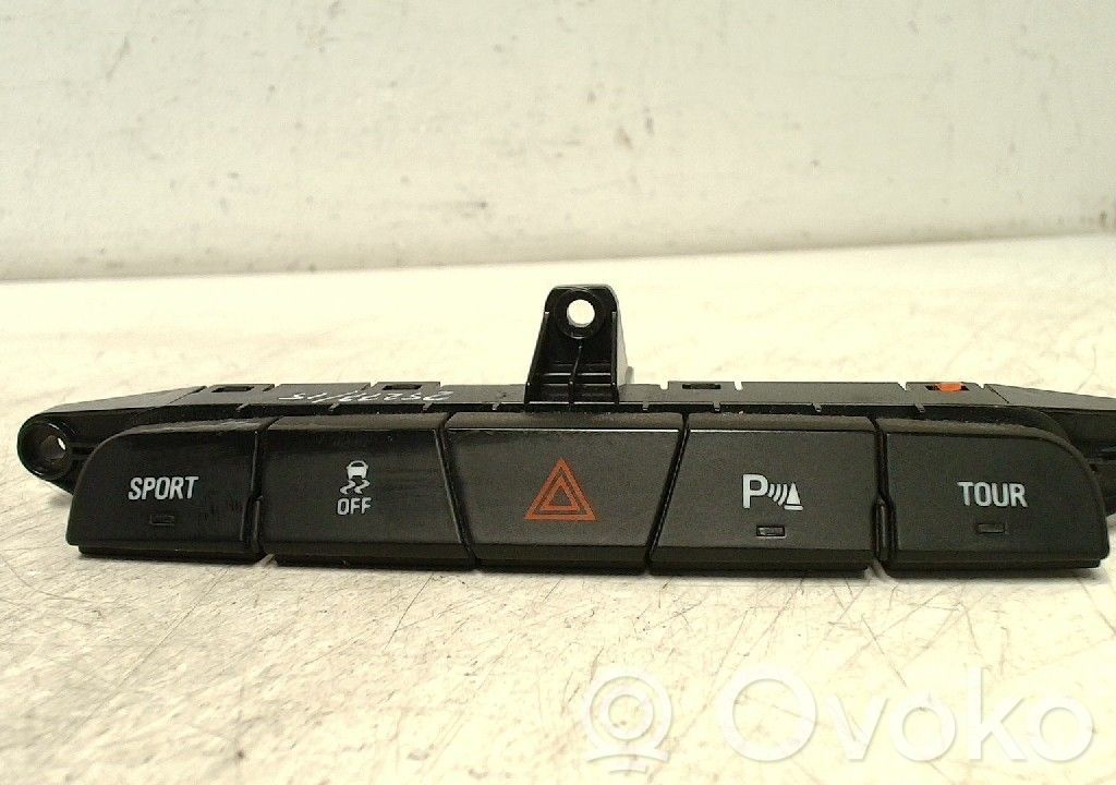 Opel Insignia A Botón interruptor de luz de peligro 