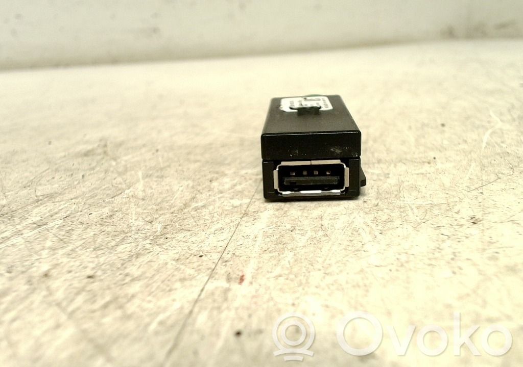 Skoda Octavia Mk3 (5E) Tailgate/boot open switch button 