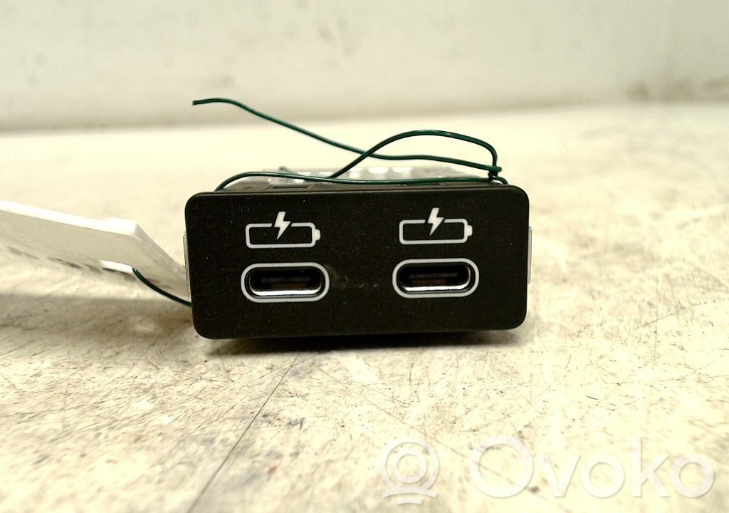 BMW 5 G30 G31 G38 Gniazdo / Złącze USB 