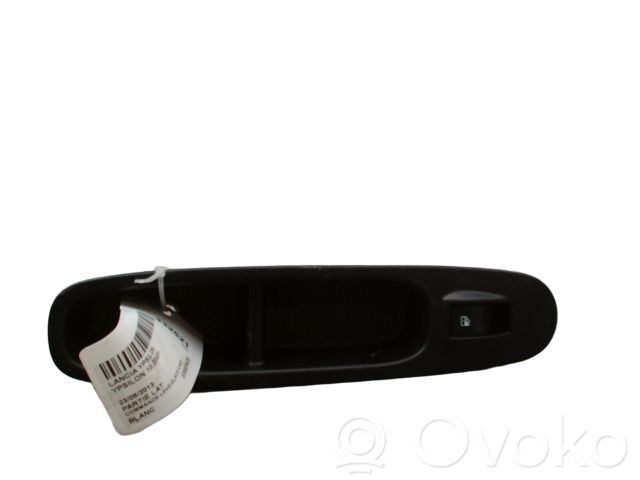 Lancia Ypsilon Electric window control switch 