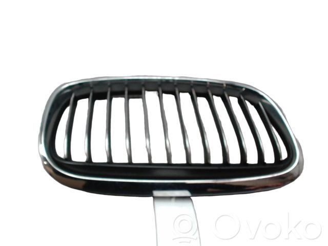 BMW 2 F46 Grotelės viršutinės 