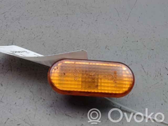 Volkswagen Polo III 6N 6N2 6NF Kierunkowskaz błotnika przedniego 