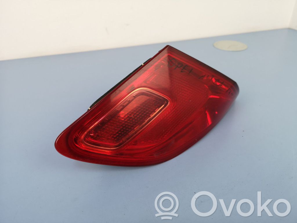 Opel Astra J Aizmugurējais lukturis pārsegā 